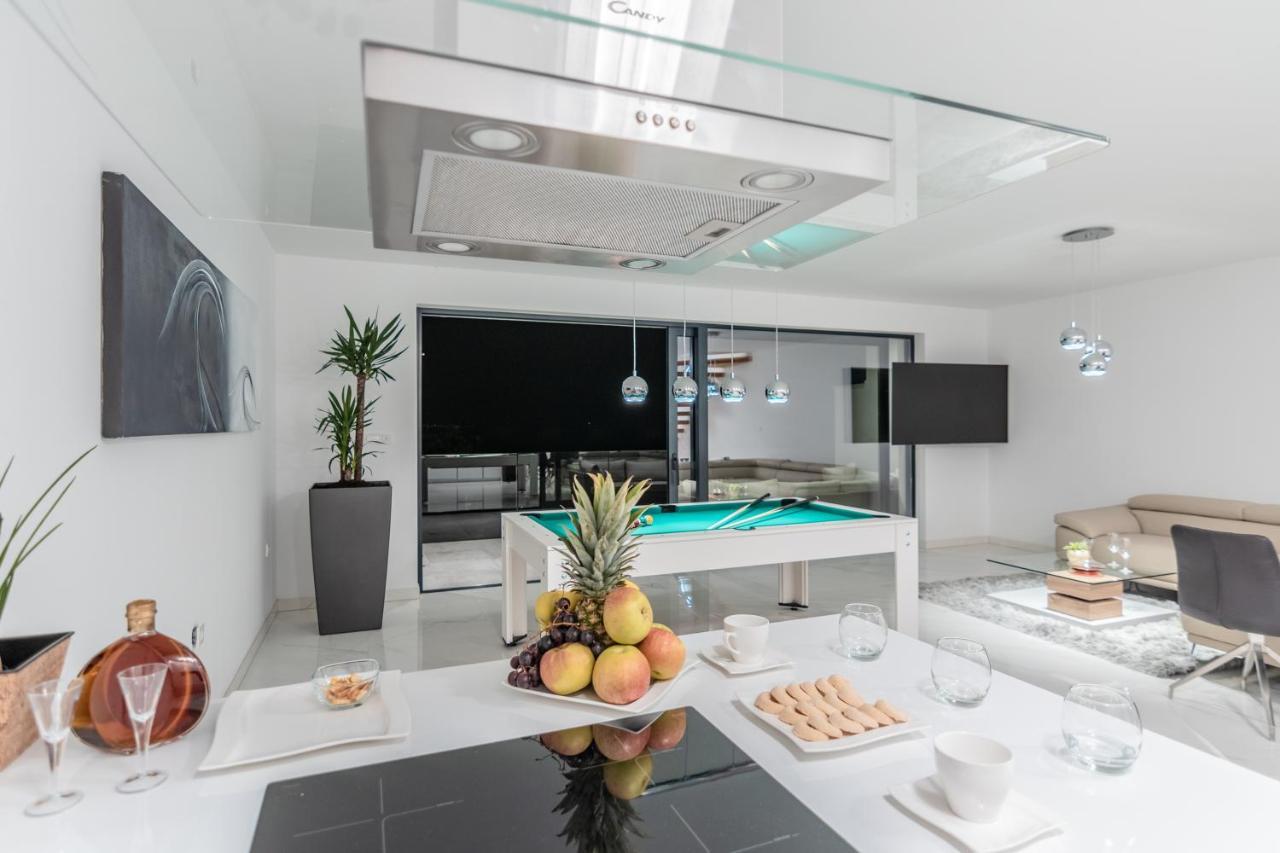 Villa The Boat With Rooftop Pool Матульи Экстерьер фото