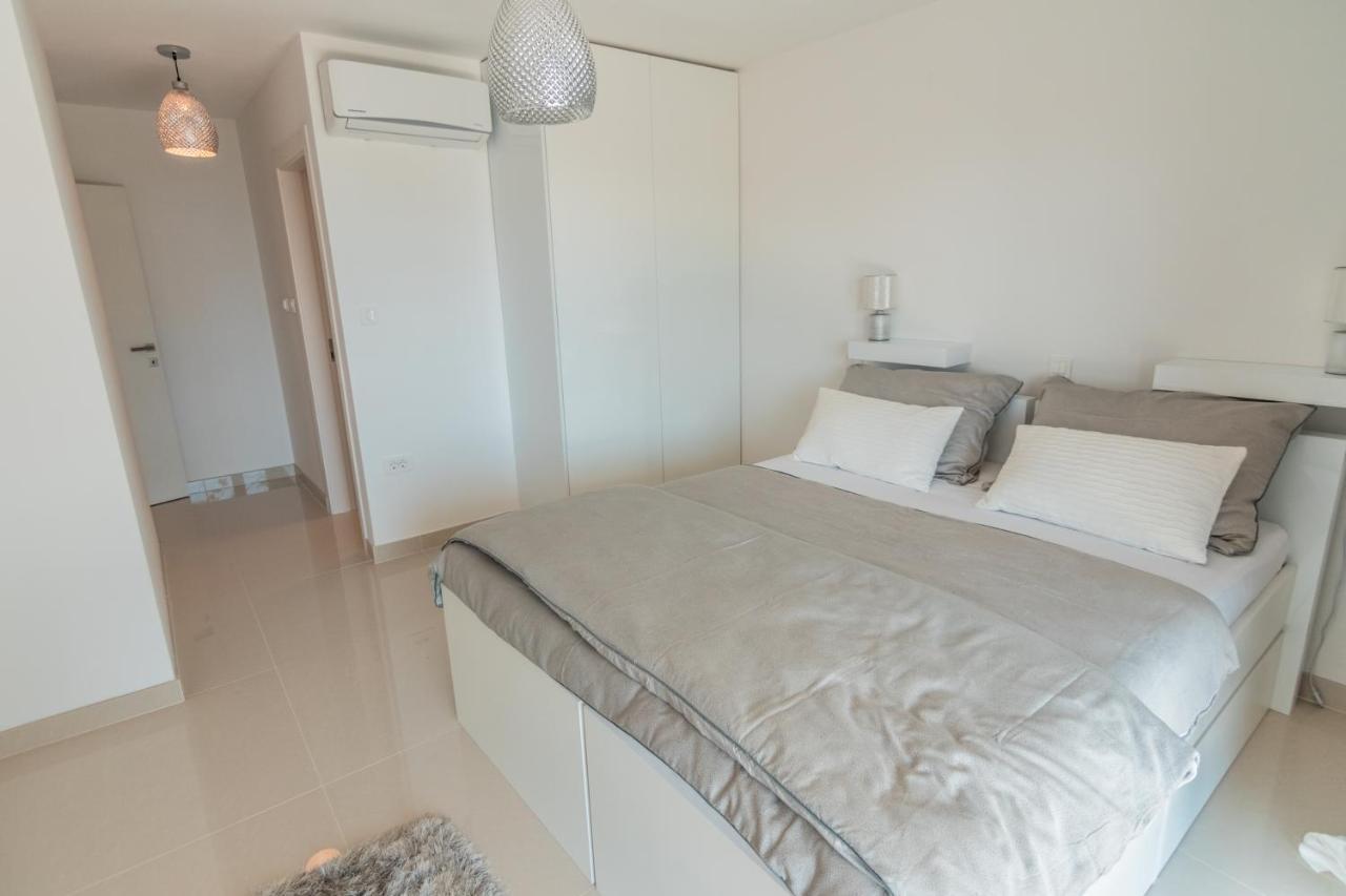 Villa The Boat With Rooftop Pool Матульи Экстерьер фото